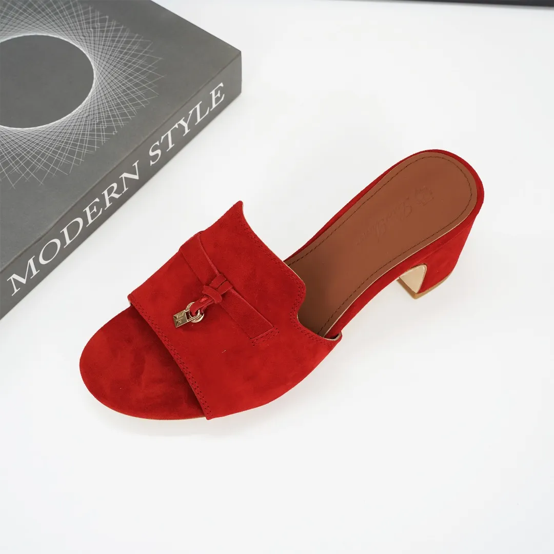 👟👟Ex-factory price 440👟👟 Genuine leather sole +30 suede sheepskin slippers with a strap decorated with Loro Piana My Charms charms and decorated with tone-on-tone stitching. Sophisticated and feminine, it pairs well with both city and resort looks. For those looking for an elegant upgrade, the summer glamor slipper is known for its slim open-back silhouette. size: 35-44 (custom-made sizes 43 and 44 are non-returnable) Upper: imported suede sheep leather (sheep), cowhide ostrich pattern, cowhide snake pattern Lining: imported high-grade mixed sheep silk Heel height: 5.5CM